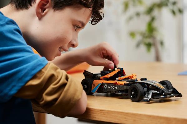  LEGO Technic    NEOM McLaren Formula E 42169 -  9